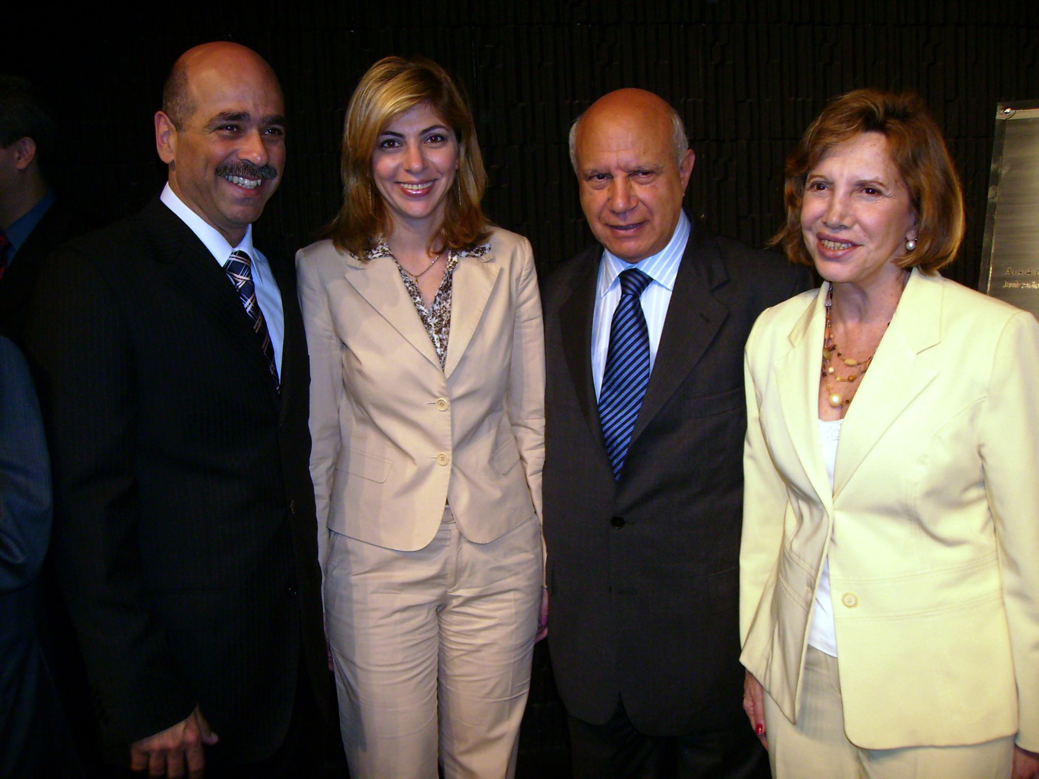 O prefeito de Guaruj, Farid Madi, e as deputadas estaduais  Haifa Madi e Maria Lcia Prandi, ao lado do desembargador Celso Luiz Limongi<a style='float:right;color:#ccc' href='https://www3.al.sp.gov.br/repositorio/noticia/03-2008/HAIFA JUIZADO ESPECIAL.jpg' target=_blank><i class='bi bi-zoom-in'></i> Clique para ver a imagem </a>